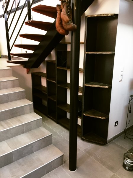 Bibliothèque sous escalier